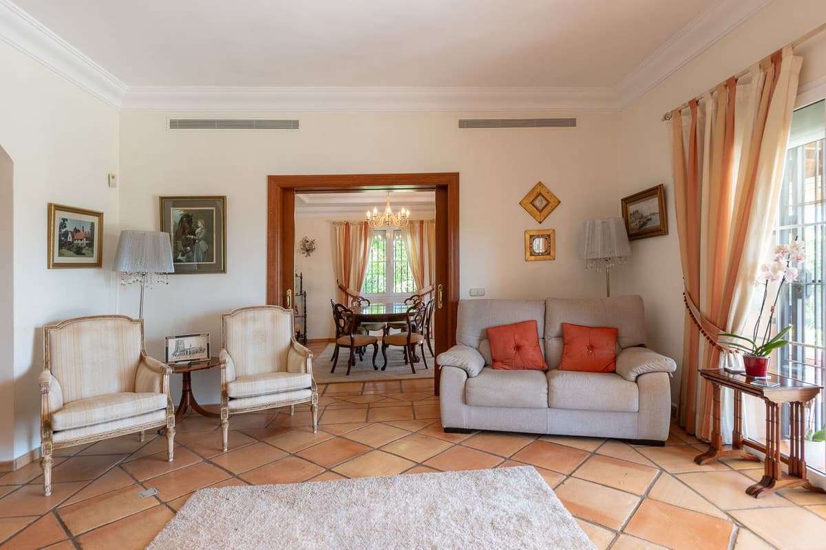 Detached Villa in Elviria — photo 4 of 10