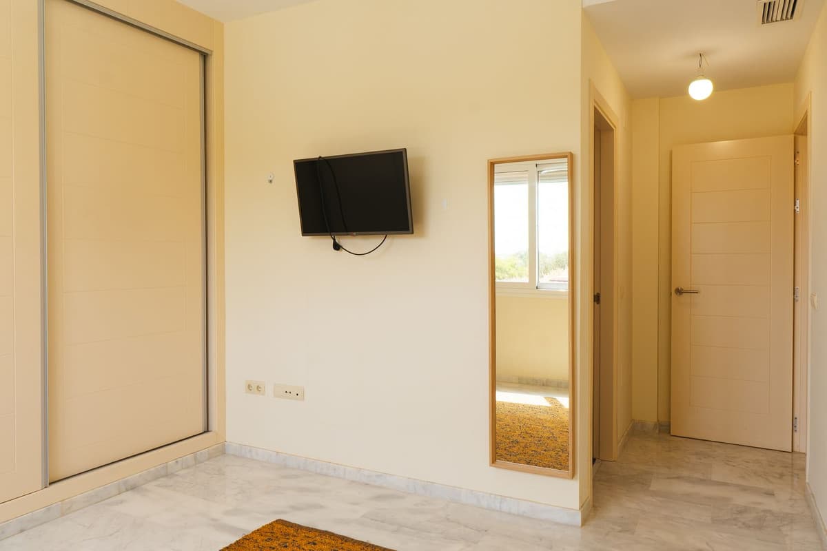 Middle Floor Apartment in Estepona — photo 7 of 10