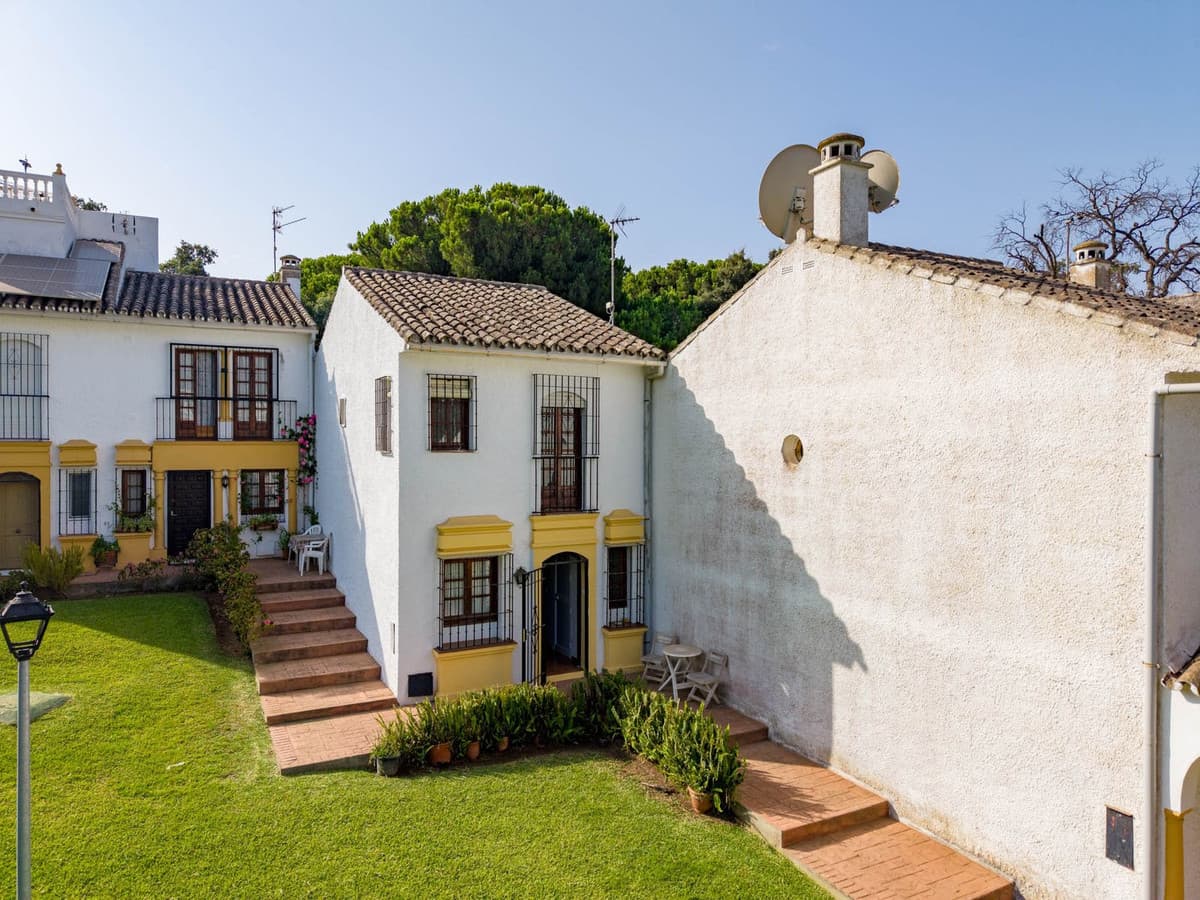 Townhouse in Elviria — photo 1 of 10