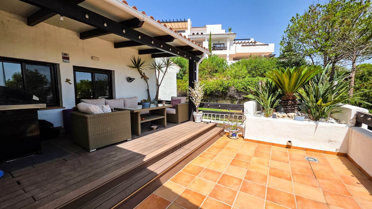 Middle Floor Apartment in Casares — photo 1 of 10