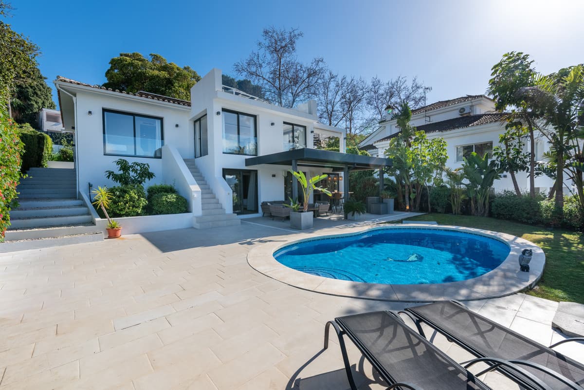 Detached Villa in Nueva Andalucía — photo 1 of 10