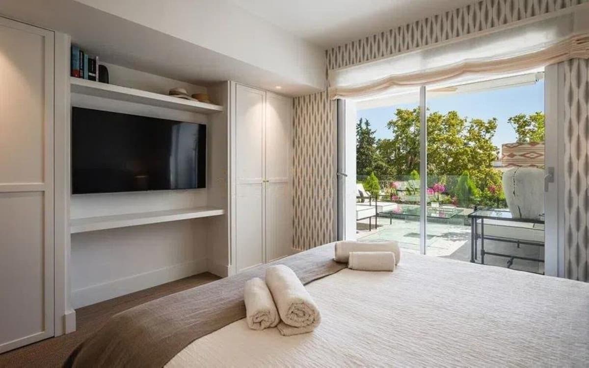 Middle Floor Apartment in The Golden Mile — photo 10 of 10
