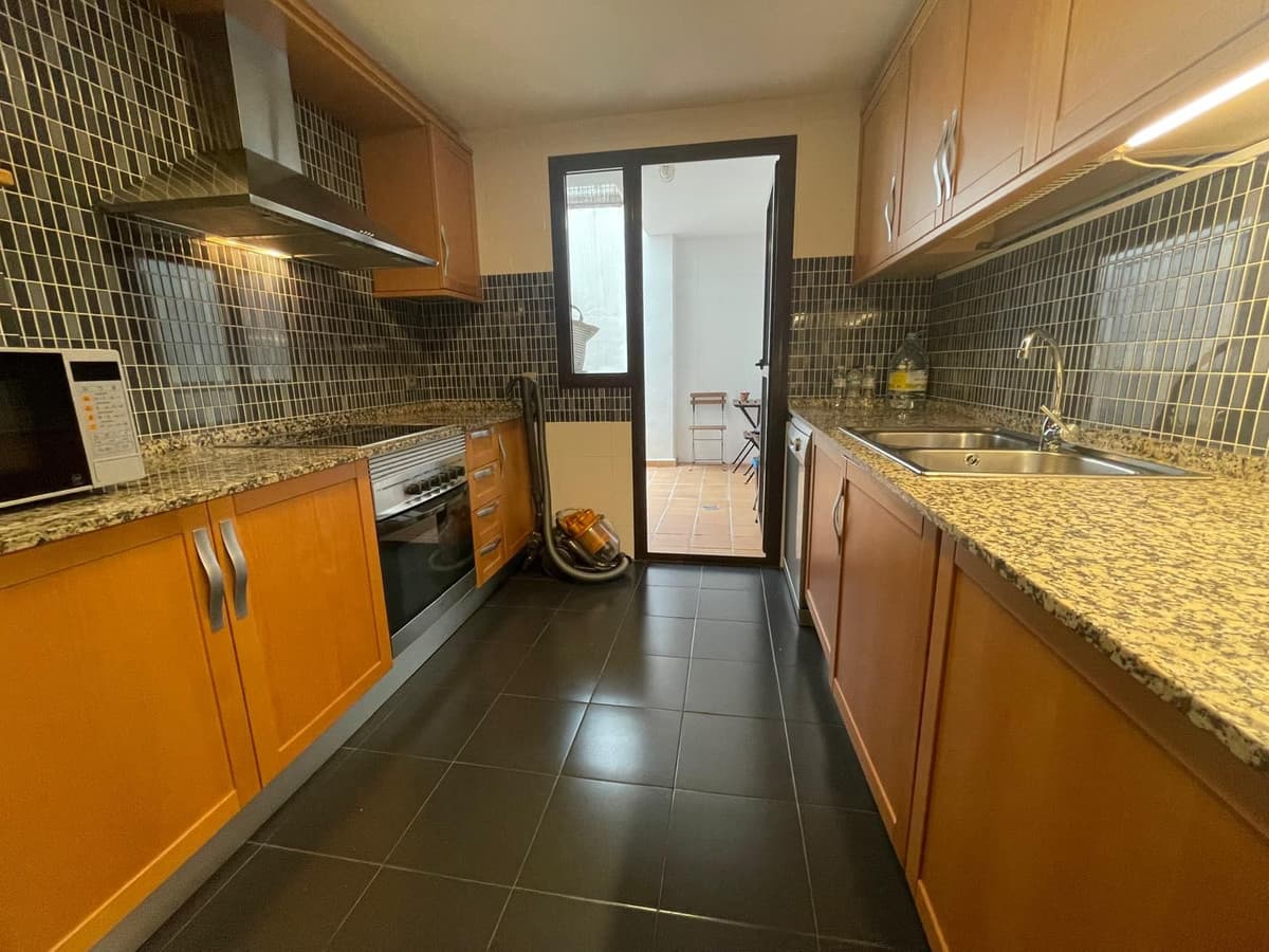 Middle Floor Apartment in Estepona — photo 7 of 10
