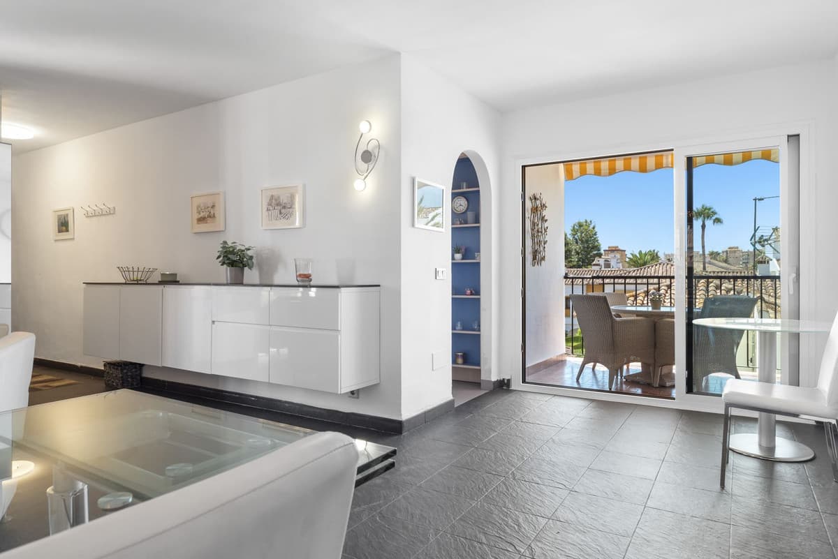 Middle Floor Apartment in Fuengirola — photo 2 of 10