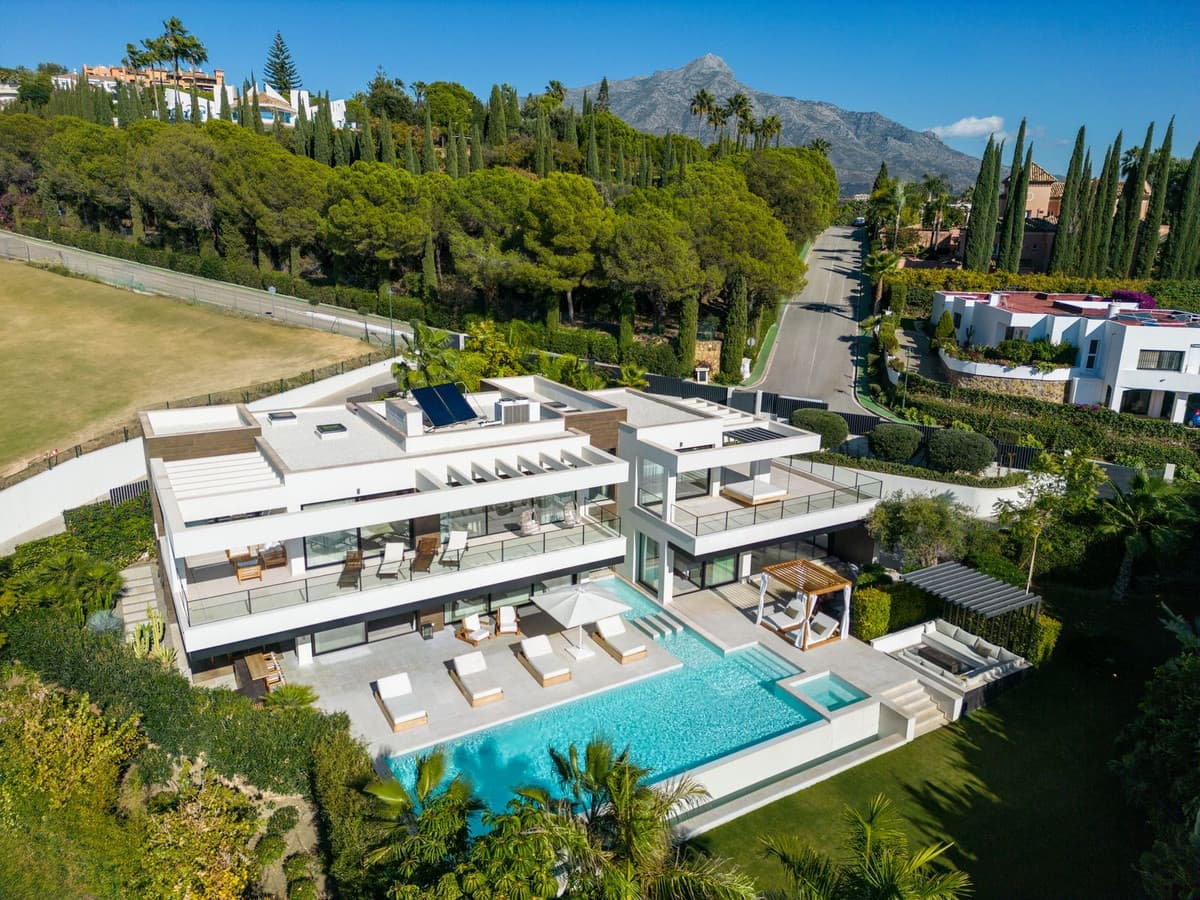 Detached Villa in Nueva Andalucía — photo 1 of 10
