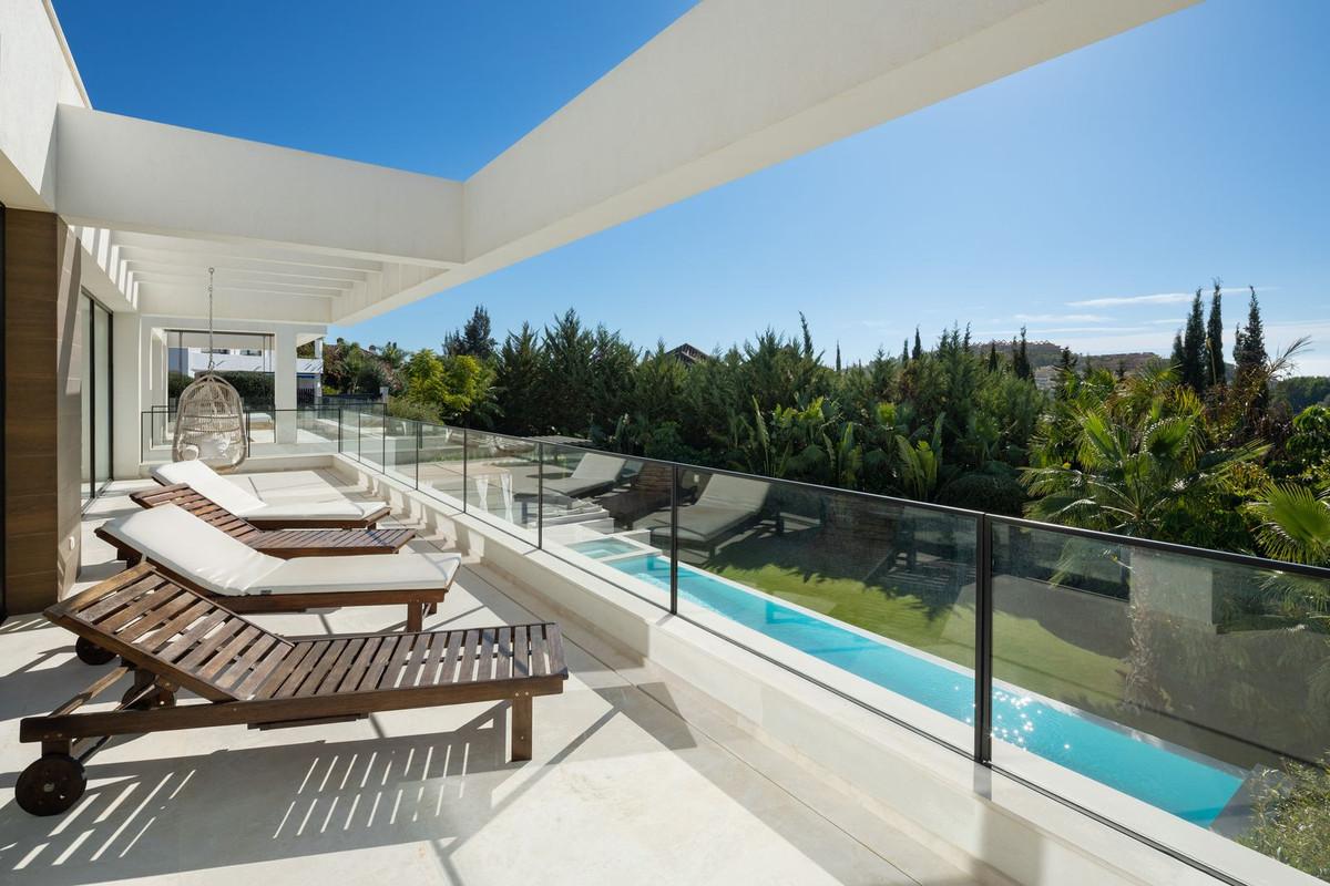 Detached Villa in Nueva Andalucía — photo 3 of 10