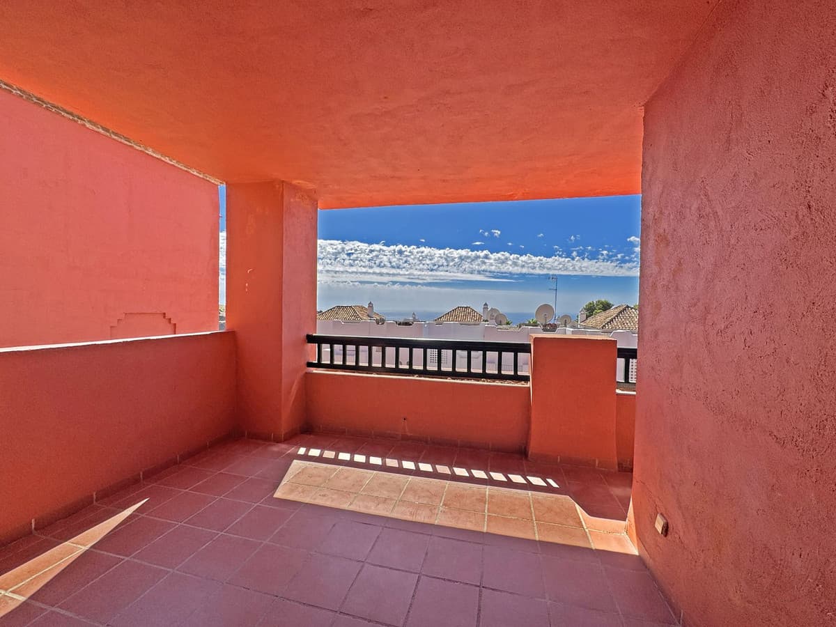 Middle Floor Apartment in Calahonda — photo 3 of 10