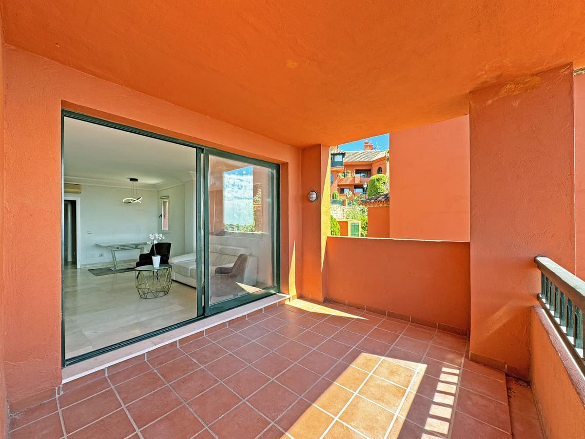 Middle Floor Apartment in Calahonda — photo 4 of 10
