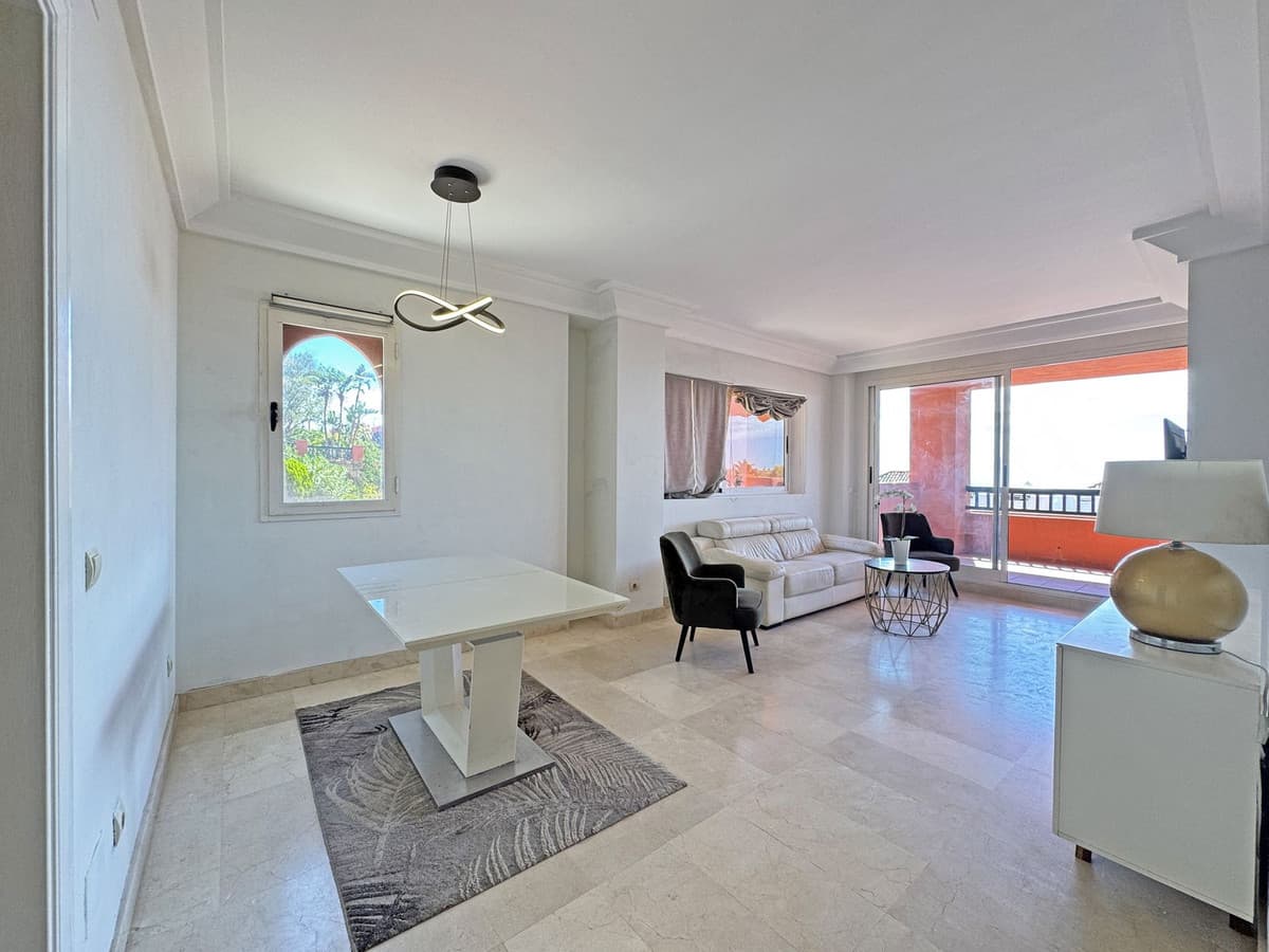 Middle Floor Apartment in Calahonda — photo 5 of 10