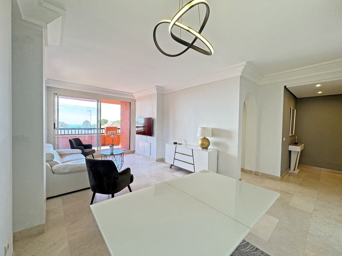 Middle Floor Apartment in Calahonda — photo 9 of 10