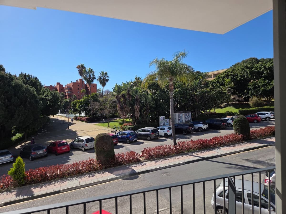 Middle Floor Apartment in Estepona — photo 4 of 10