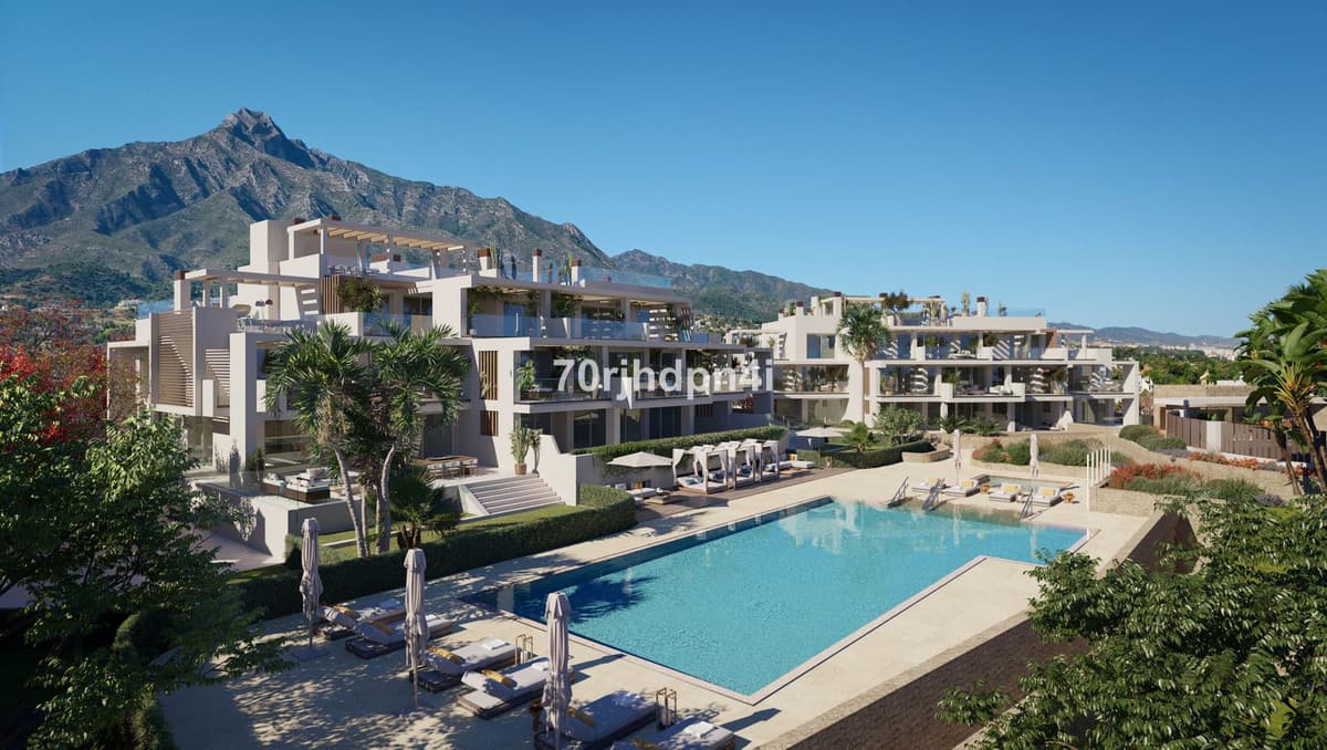 Middle Floor Apartment in Marbella — photo 1 of 10