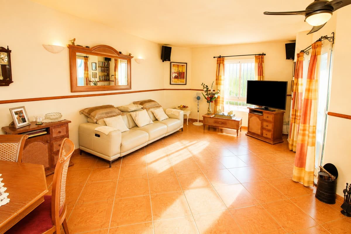 Middle Floor Apartment in Nueva Andalucía — photo 5 of 10