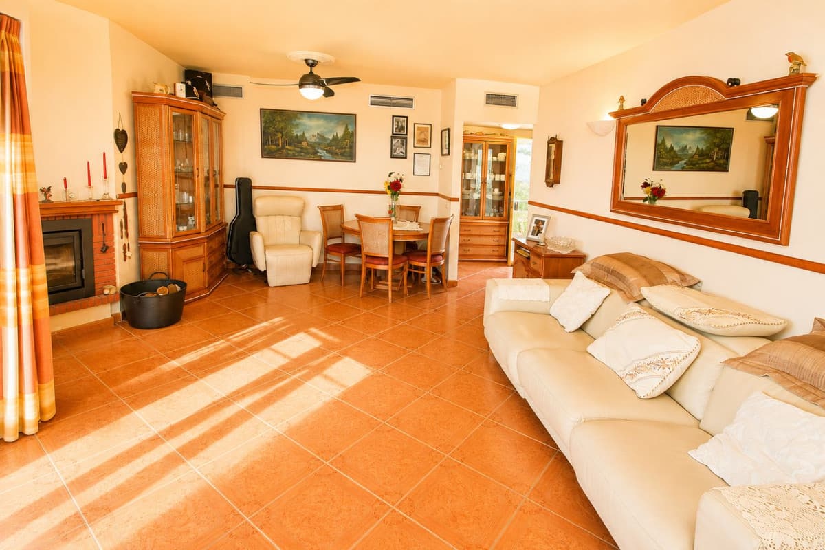 Middle Floor Apartment in Nueva Andalucía — photo 7 of 10