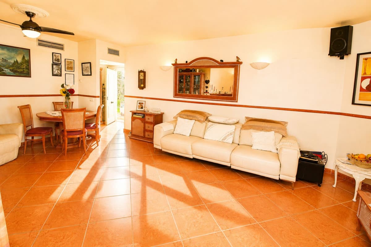 Middle Floor Apartment in Nueva Andalucía — photo 8 of 10