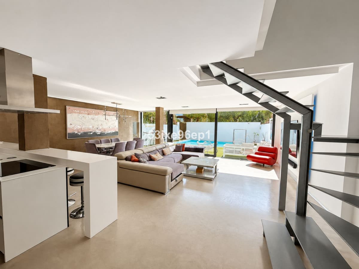 Semi-Detached House in Nueva Andalucía — photo 2 of 10