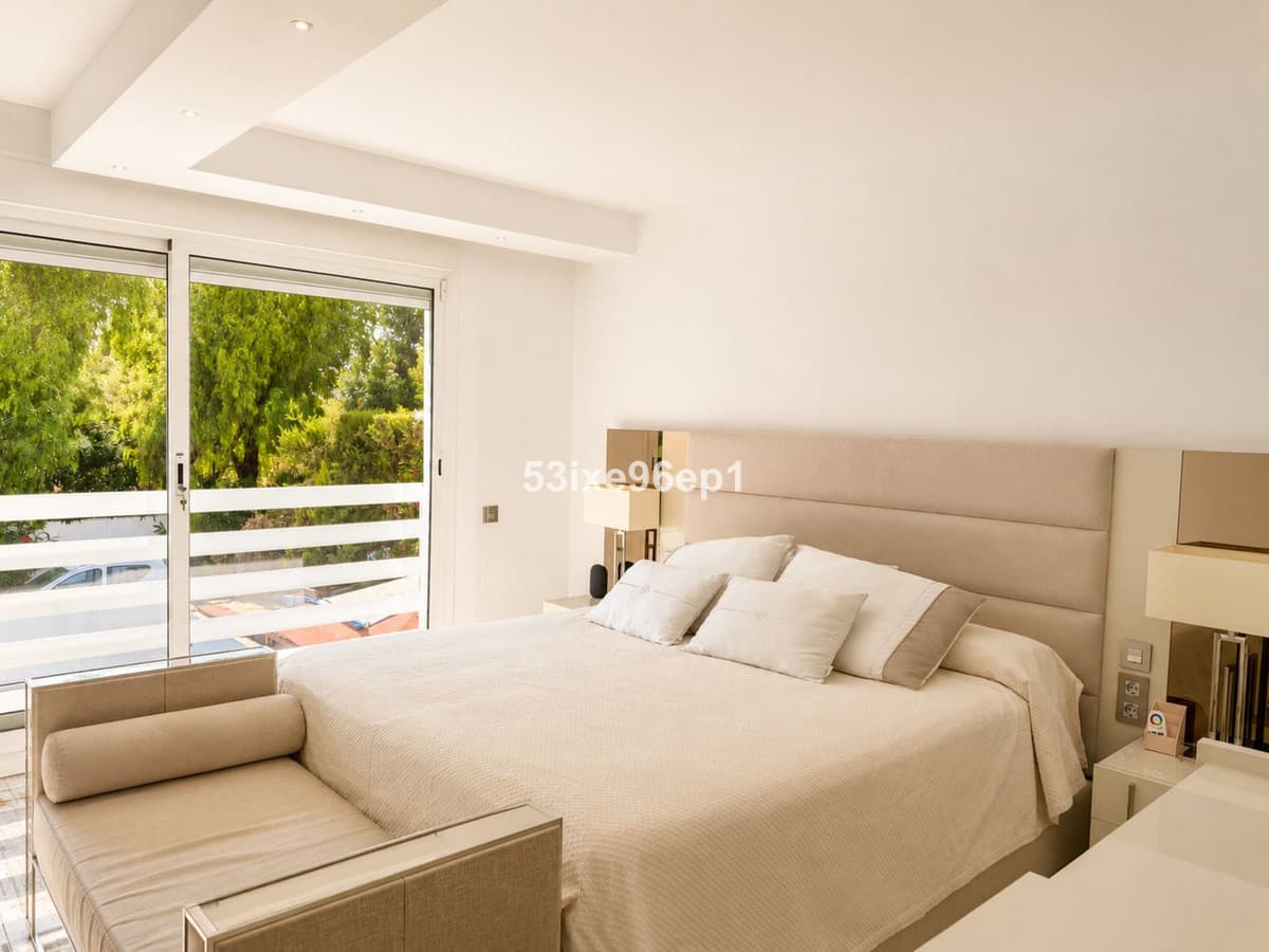 Semi-Detached House in Nueva Andalucía — photo 8 of 10