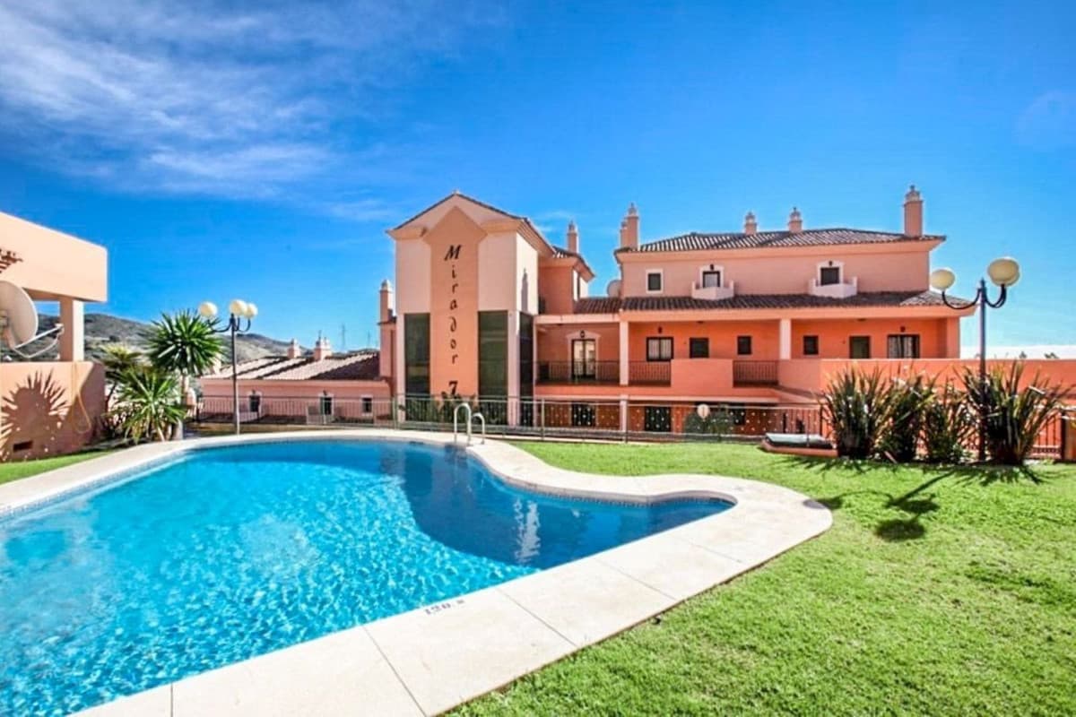 Middle Floor Apartment in Elviria — photo 1 of 10