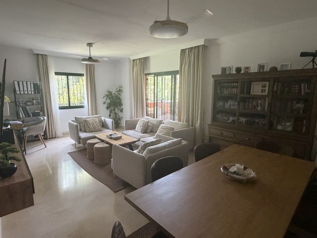 Middle Floor Apartment in Elviria — photo 2 of 10