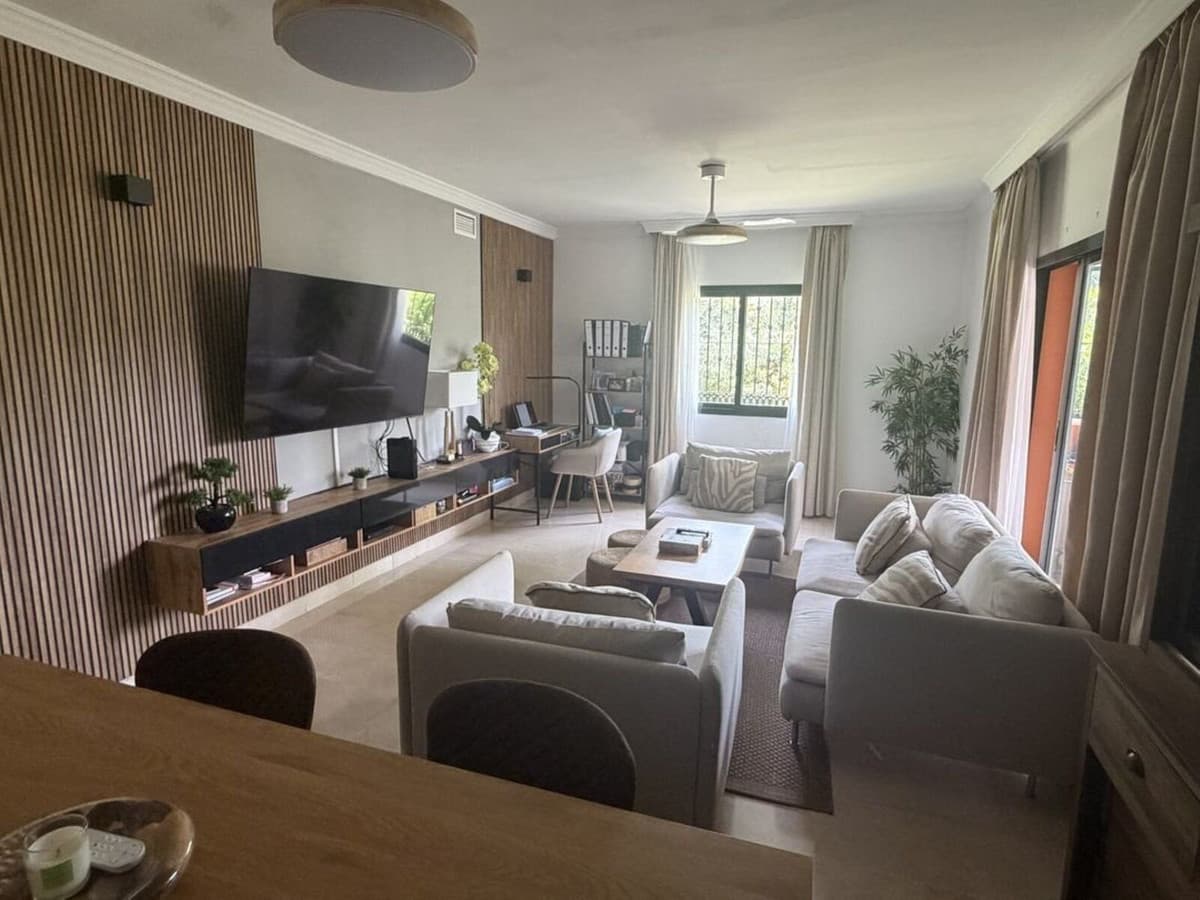 Middle Floor Apartment in Elviria — photo 3 of 10