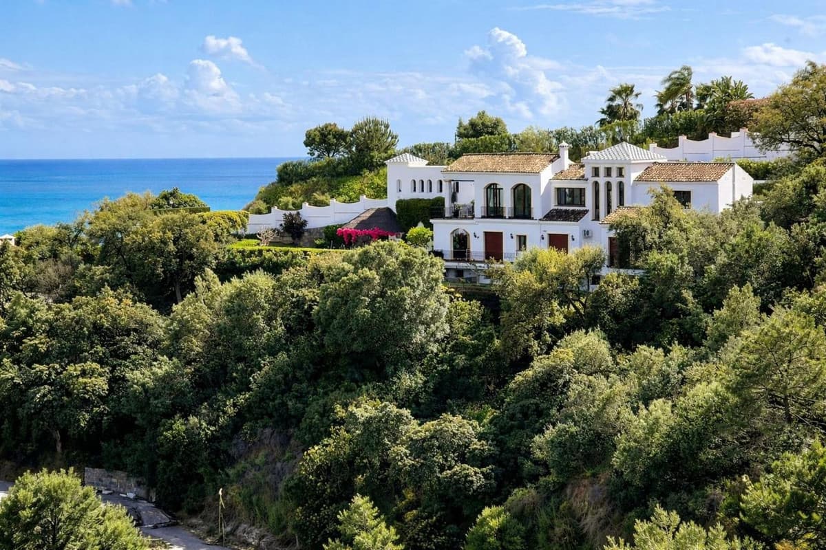 Detached Villa in Benahavís — photo 1 of 10