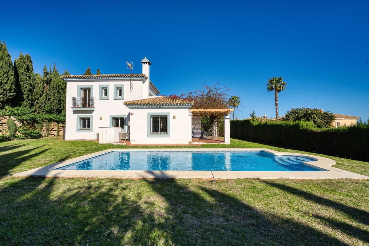 Detached Villa in La Alcaidesa — photo 1 of 10