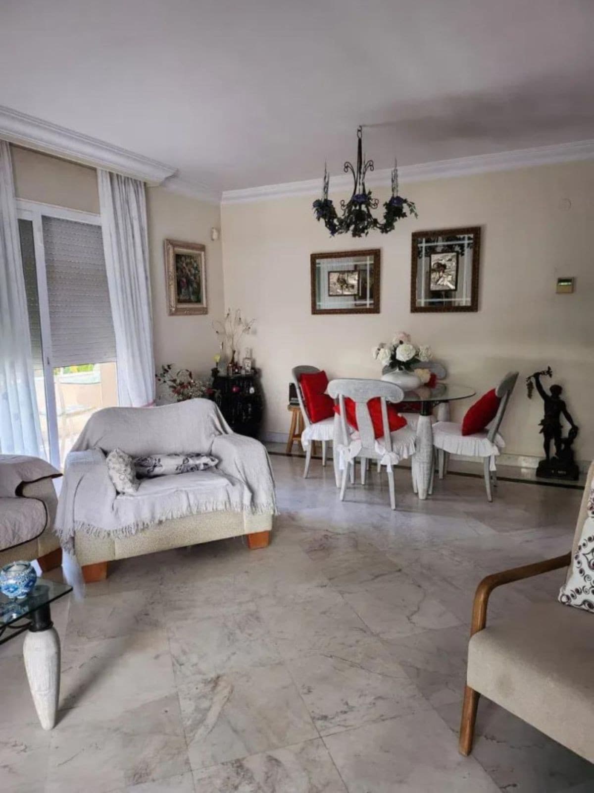 Middle Floor Apartment in Puerto Banús — photo 3 of 10