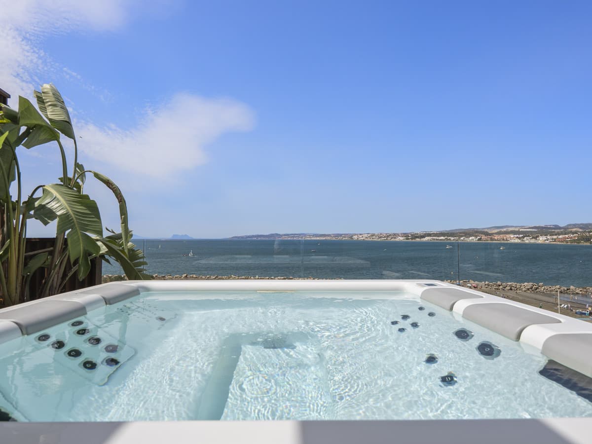 Middle Floor Apartment in Estepona — photo 4 of 10