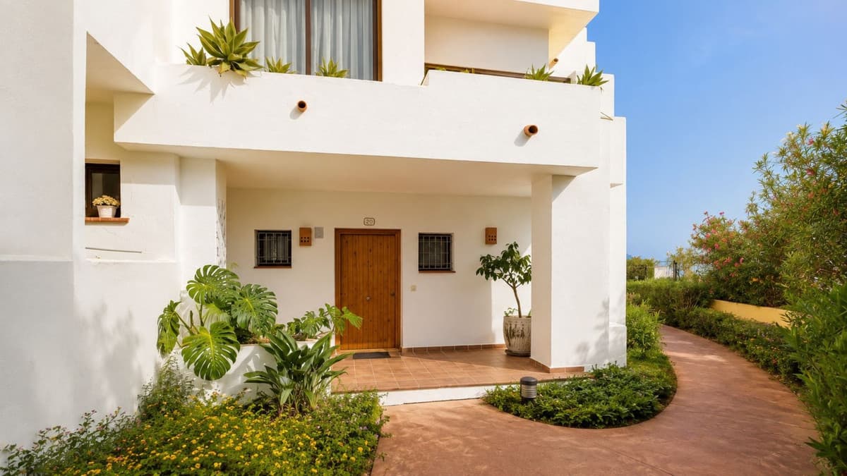 Semi-Detached House in La Alcaidesa — photo 2 of 10