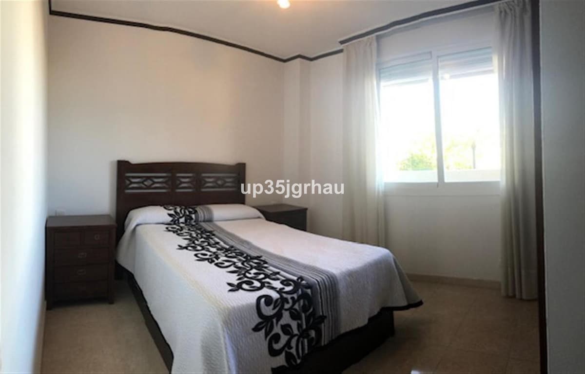 Middle Floor Apartment in Estepona — photo 7 of 10