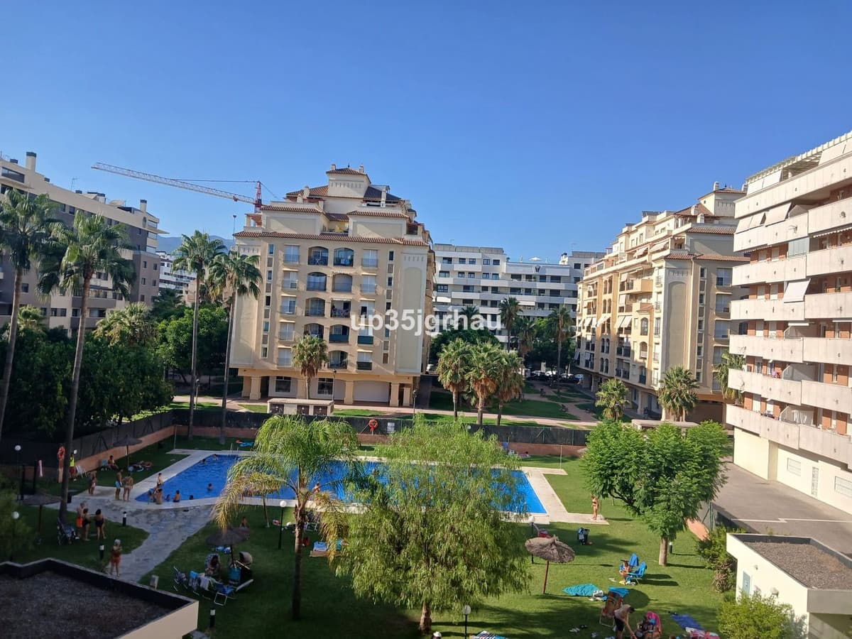 Middle Floor Apartment in Estepona — photo 8 of 10