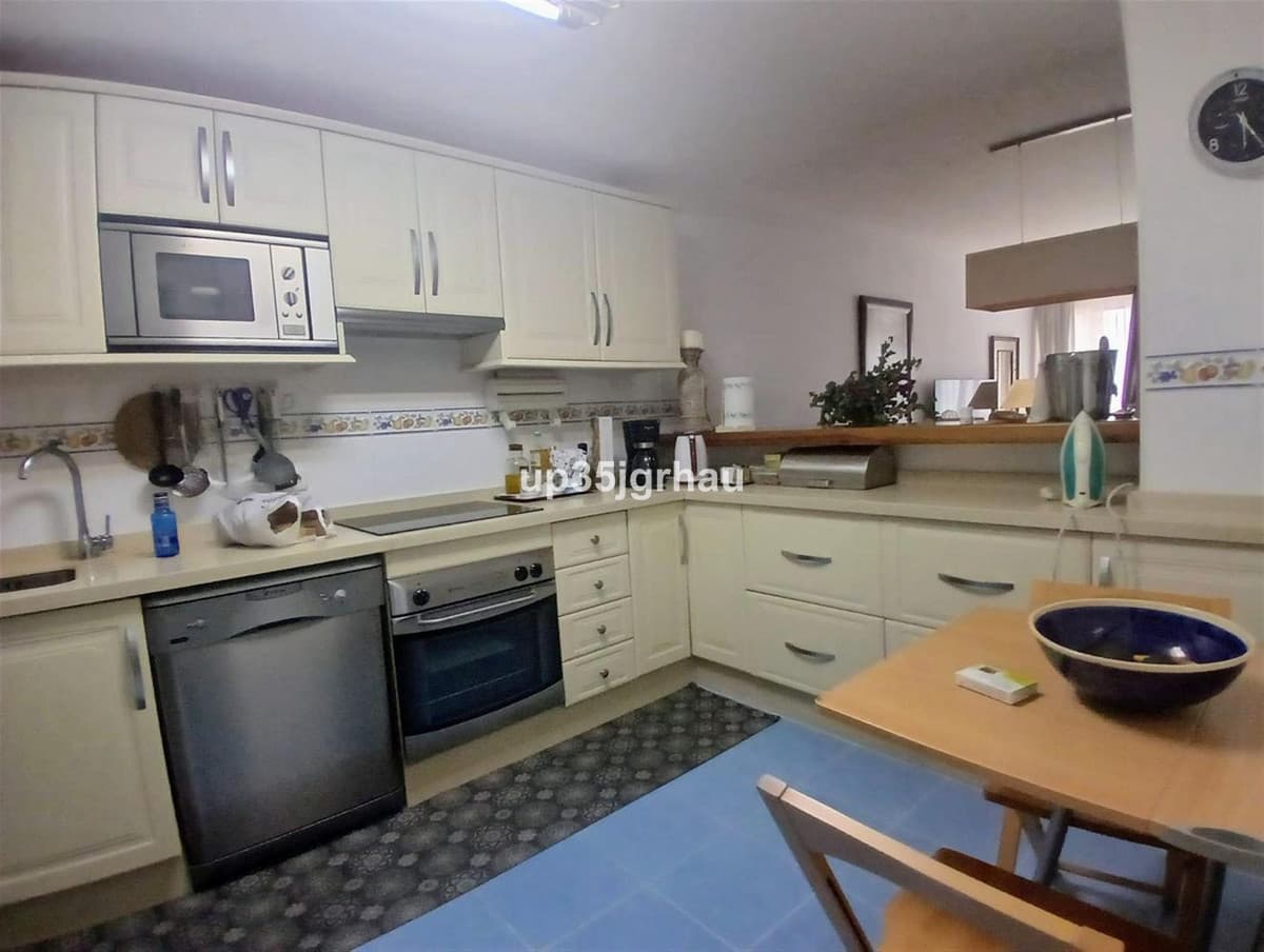 Middle Floor Apartment in Estepona — photo 4 of 10