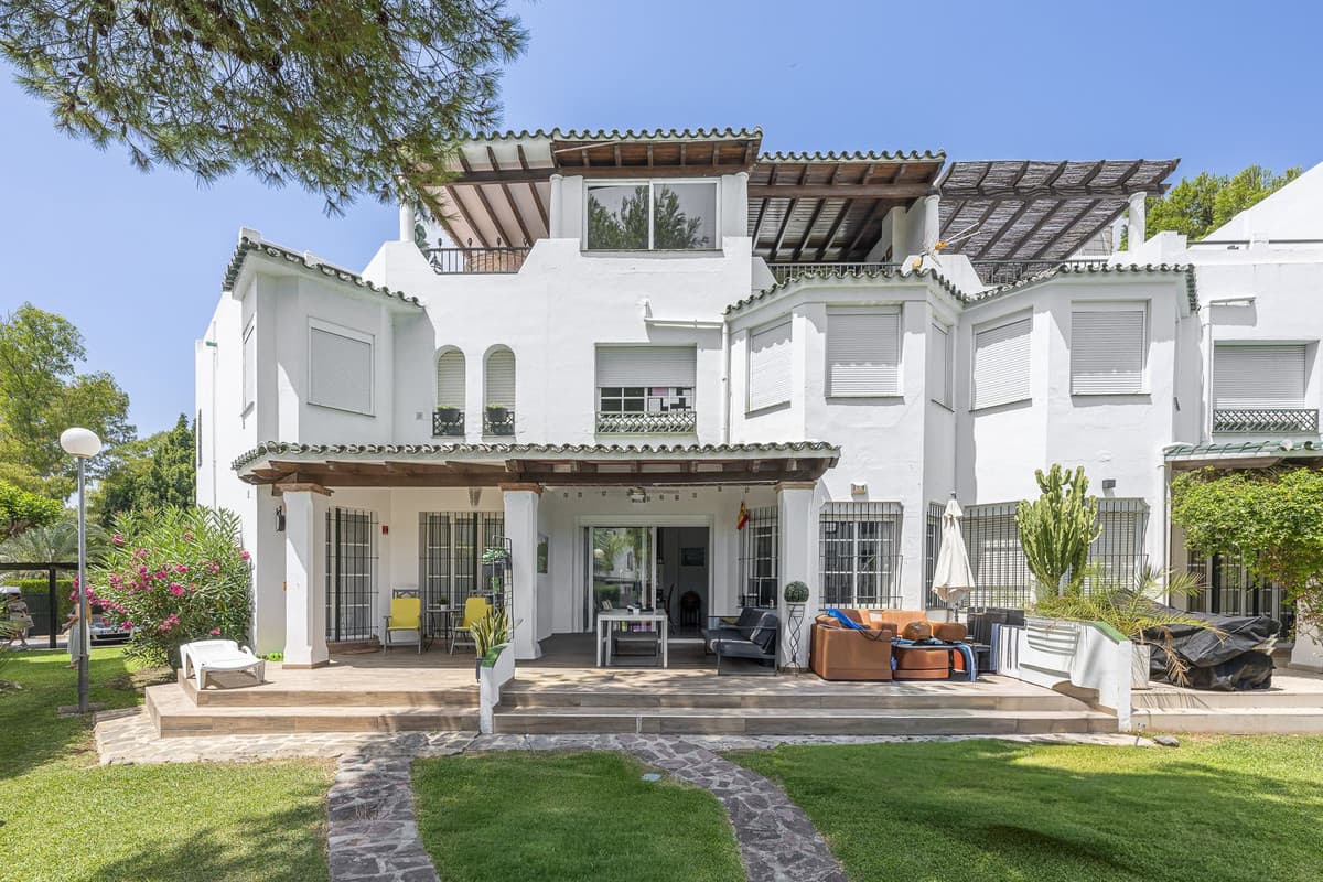 Semi-Detached House in Nueva Andalucía — photo 2 of 10