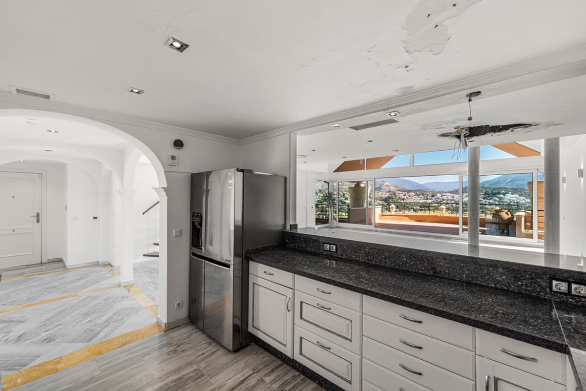 Penthouse Duplex in Nueva Andalucía — photo 10 of 10