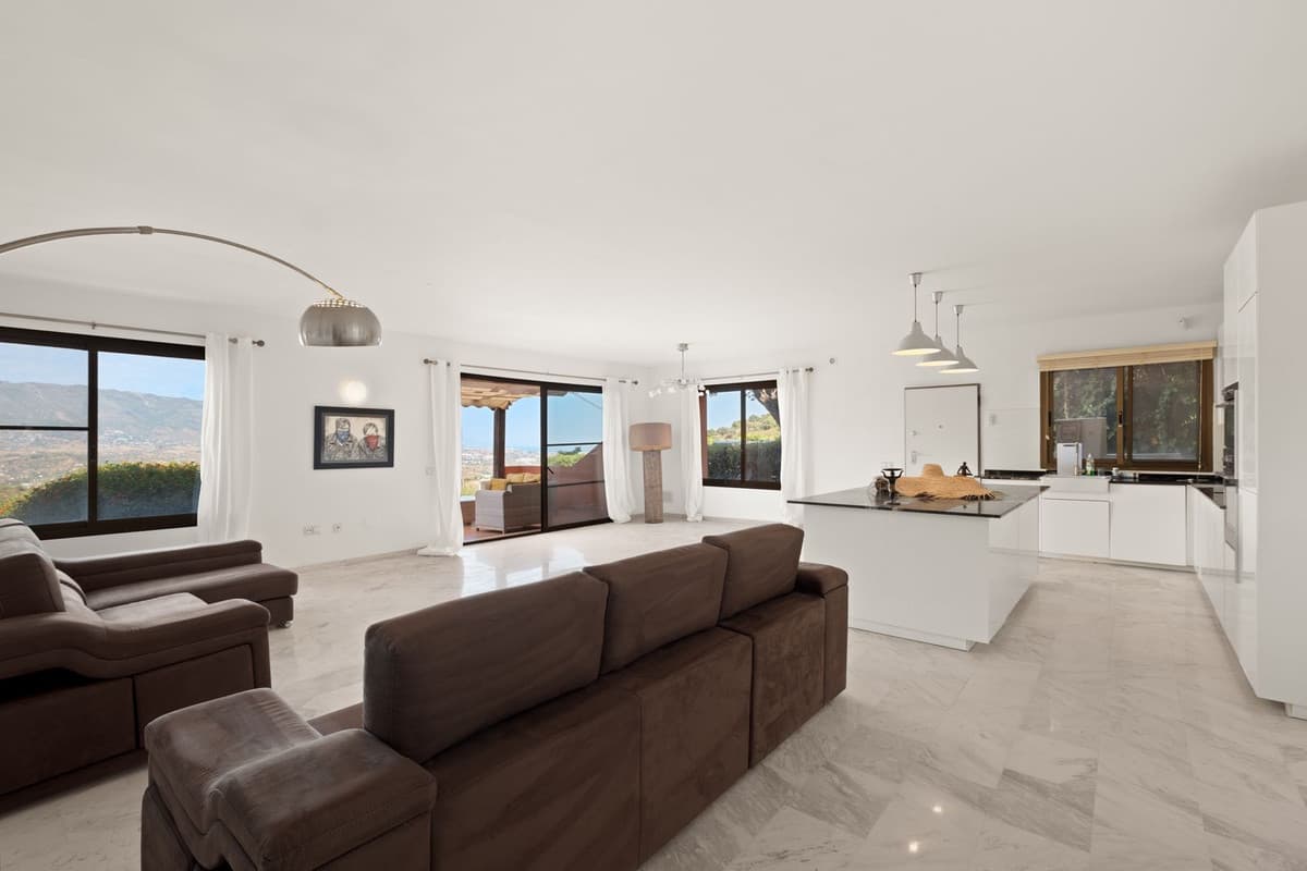 Ground Floor Apartment in La Mairena — photo 1 of 10