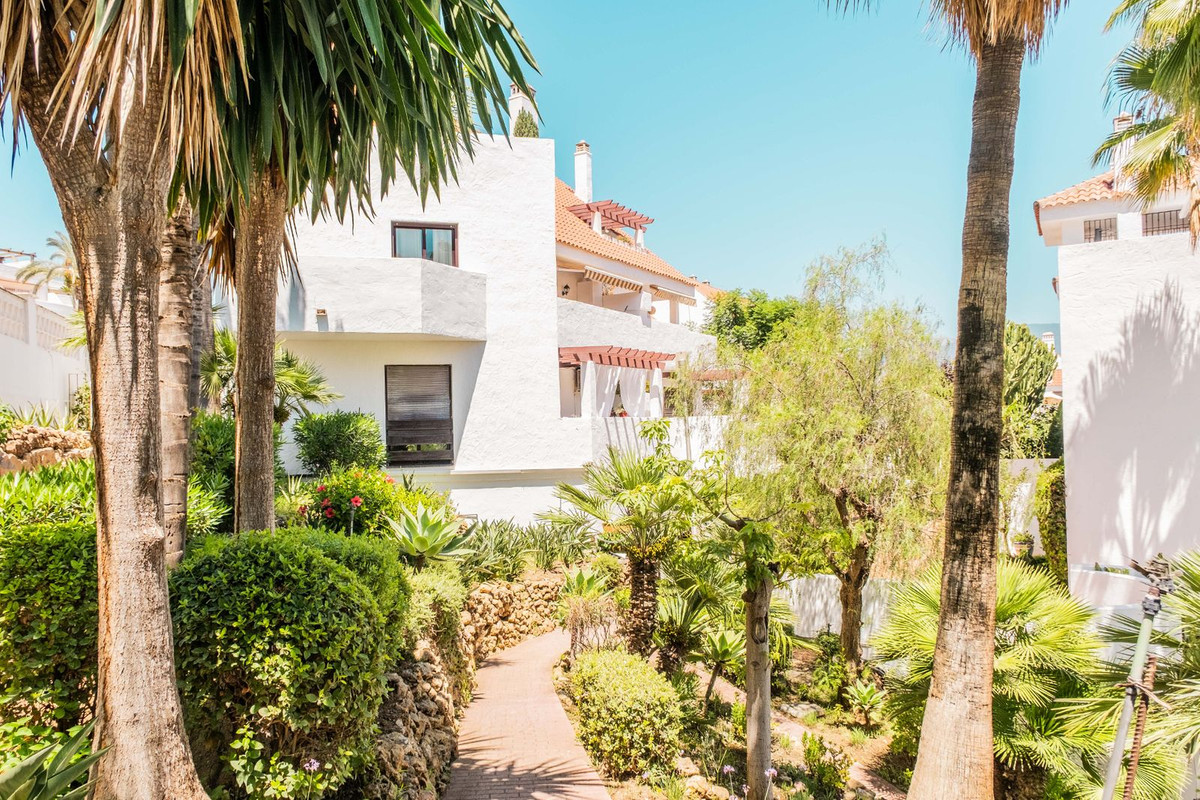 Middle Floor Apartment in Nueva Andalucía — photo 6 of 10
