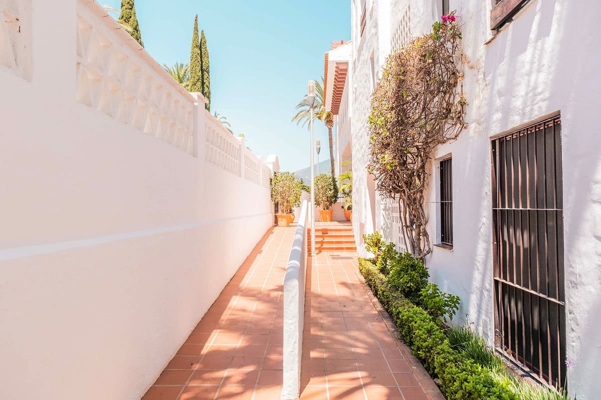 Middle Floor Apartment in Nueva Andalucía — photo 8 of 10
