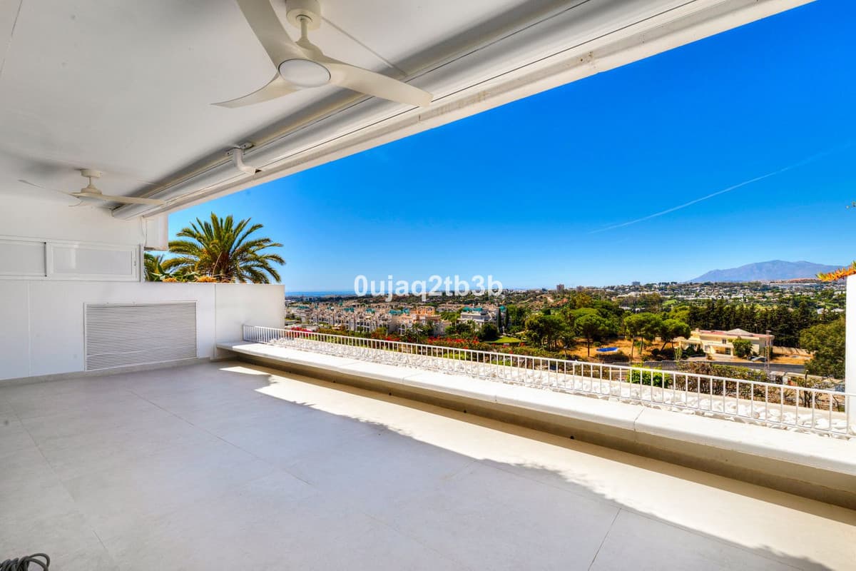 Middle Floor Apartment in Marbella — photo 1 of 10
