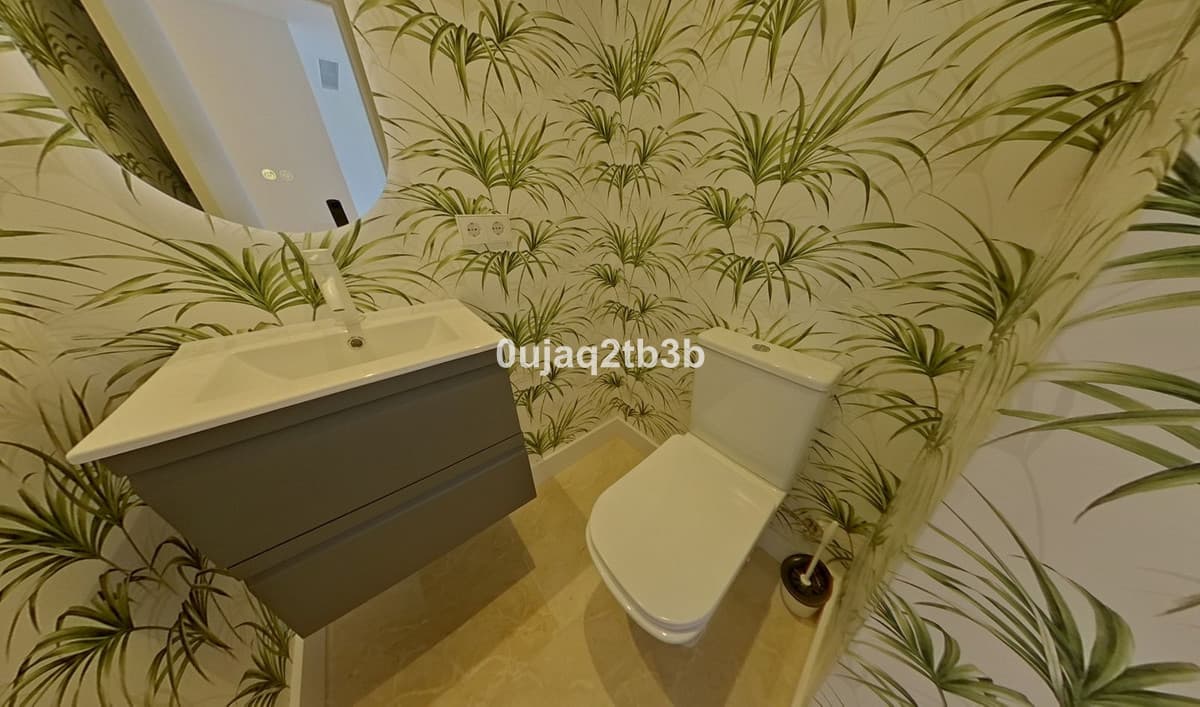Middle Floor Apartment in Marbella — photo 3 of 10