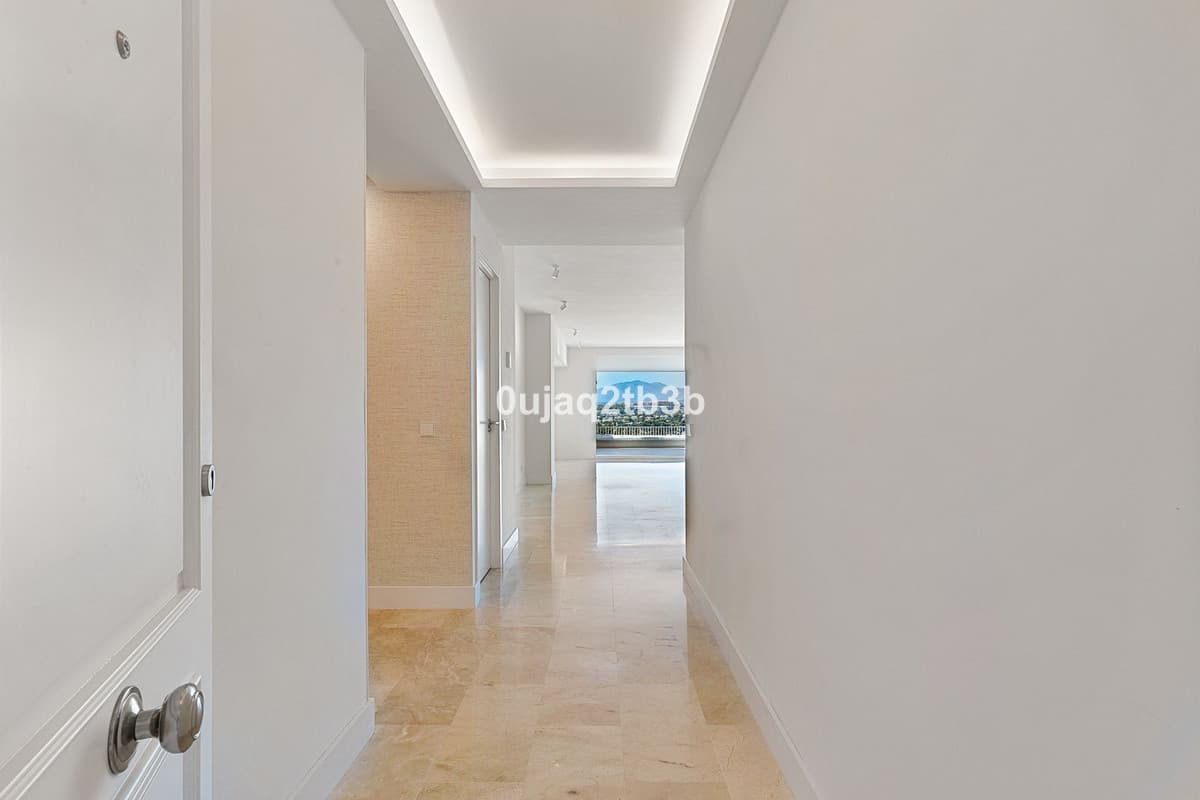 Middle Floor Apartment in Marbella — photo 4 of 10