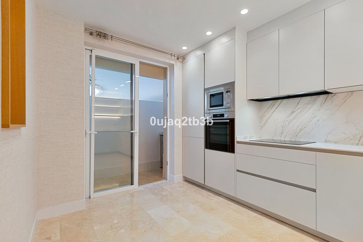 Middle Floor Apartment in Marbella — photo 5 of 10
