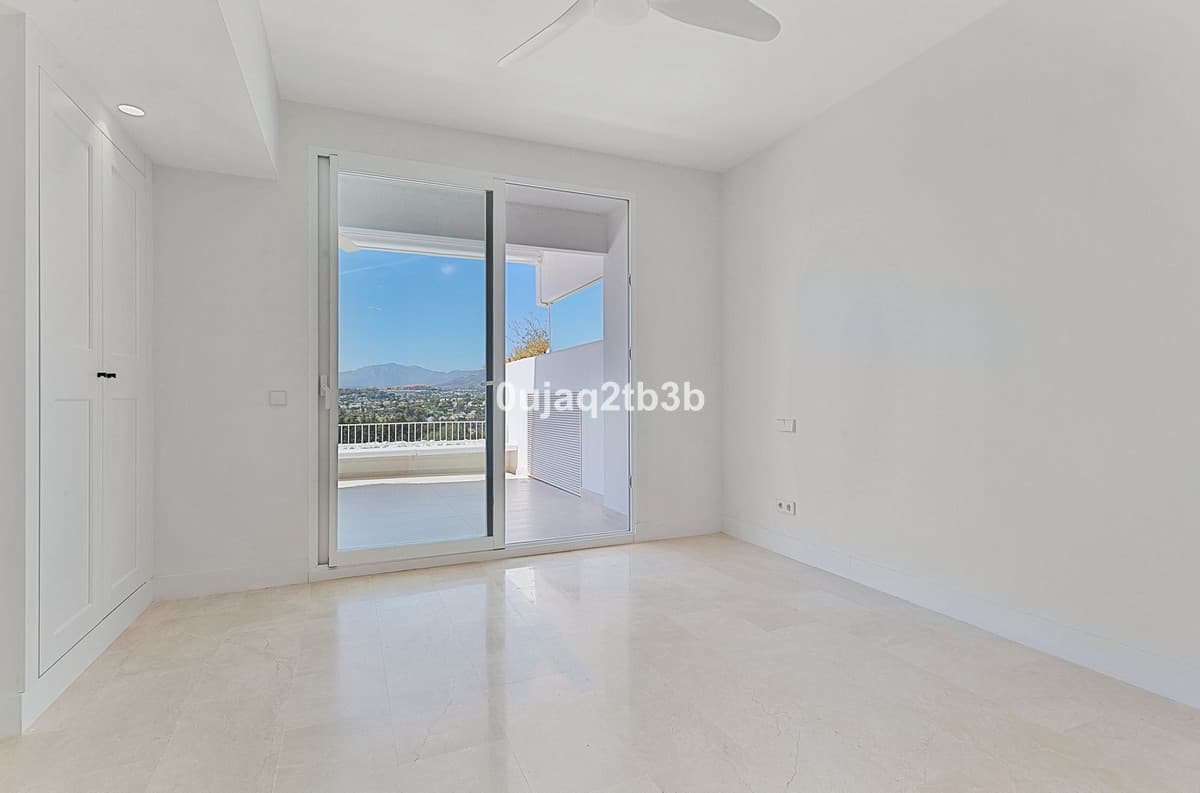 Middle Floor Apartment in Marbella — photo 9 of 10