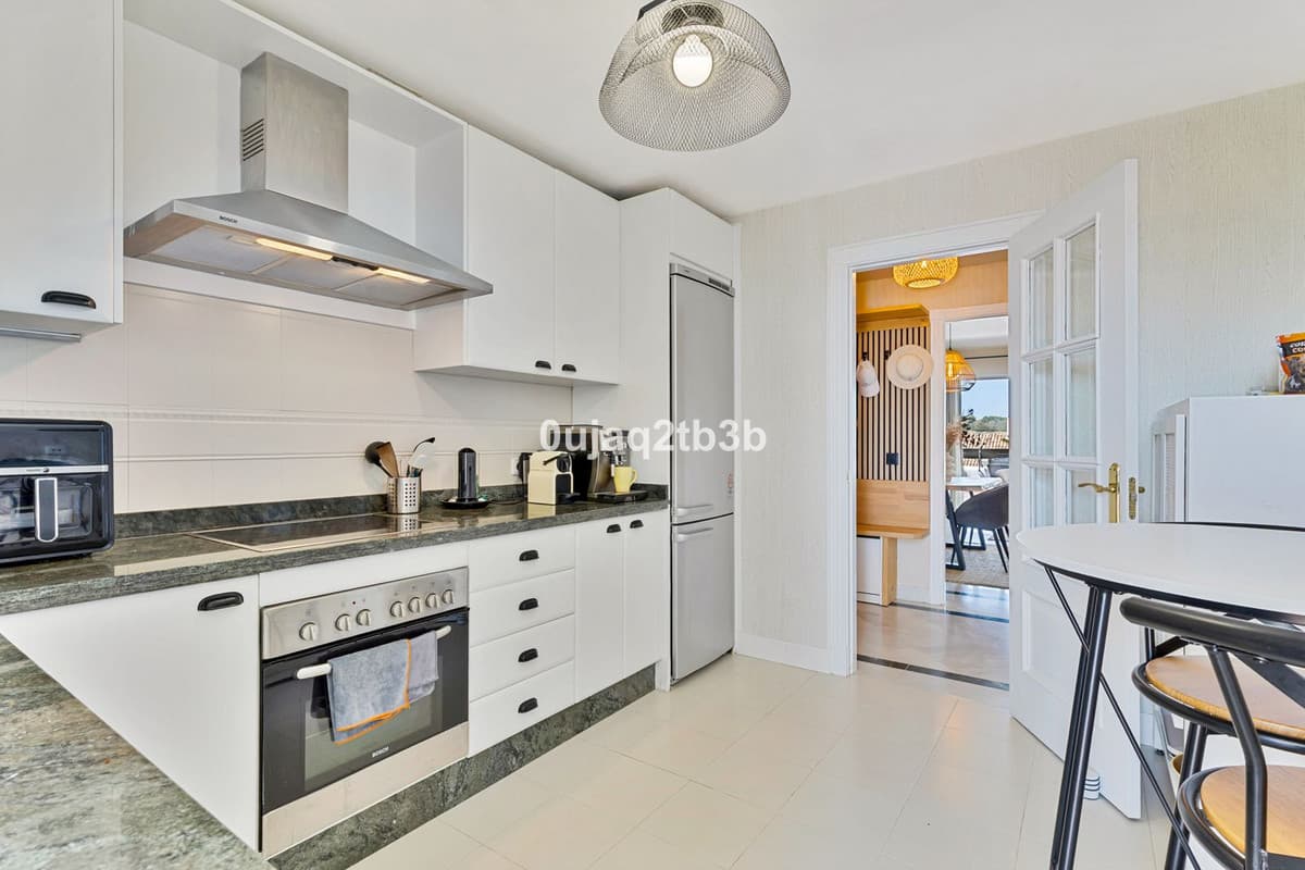 Middle Floor Apartment in Aloha — photo 6 of 10