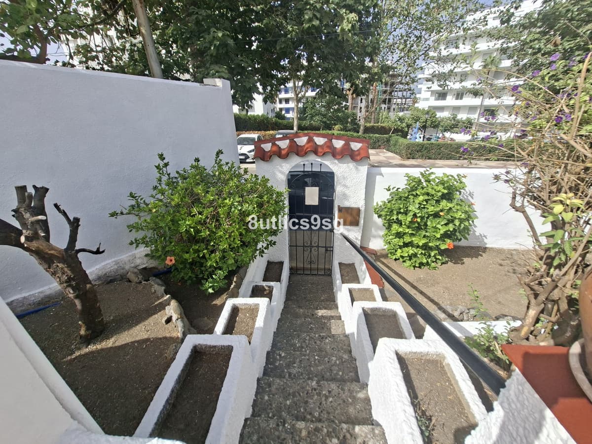 Detached Villa in La Campana — photo 1 of 10