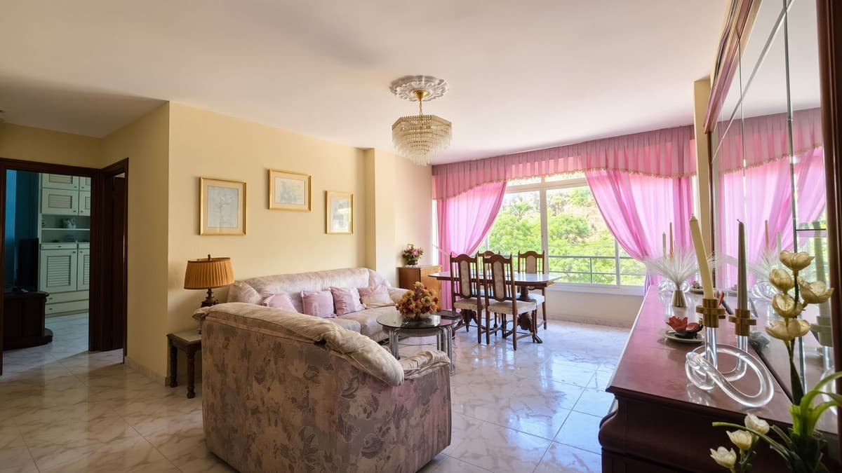 Middle Floor Apartment in Marbella — photo 1 of 10
