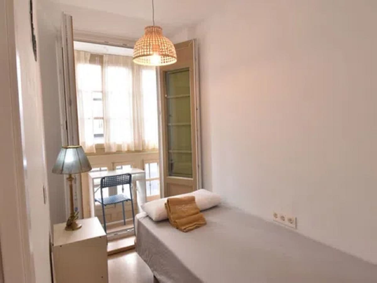 Middle Floor Apartment in Málaga Centro — photo 5 of 9
