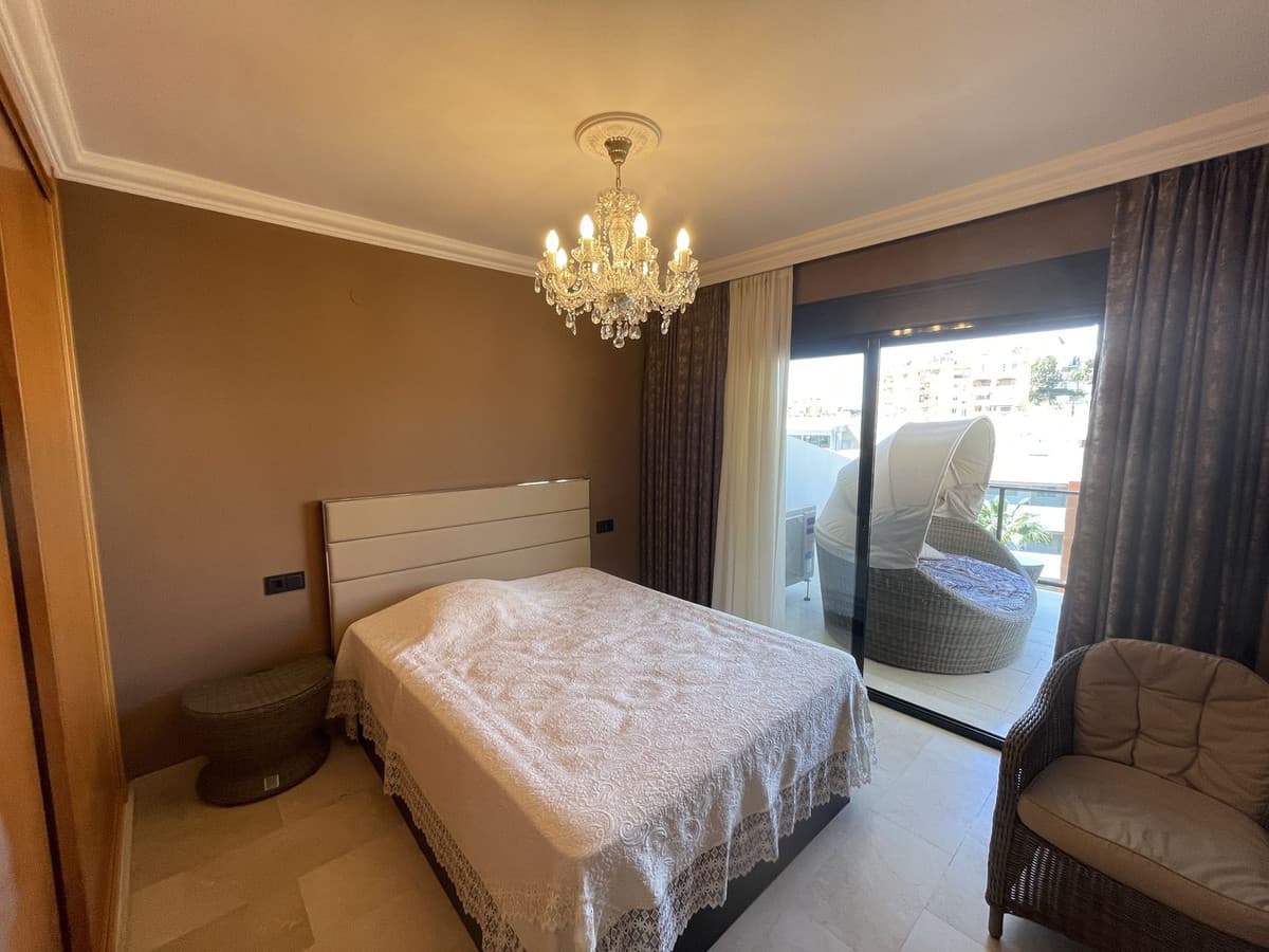 Middle Floor Apartment in Calahonda — photo 7 of 10