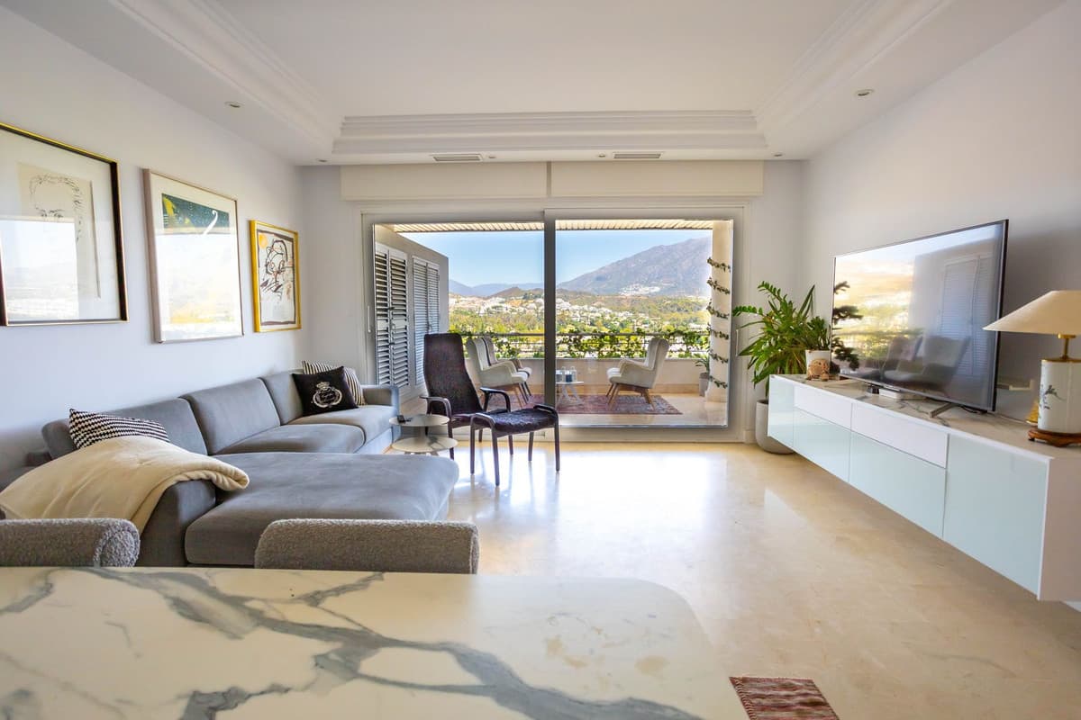 Middle Floor Apartment in Nueva Andalucía — photo 4 of 10