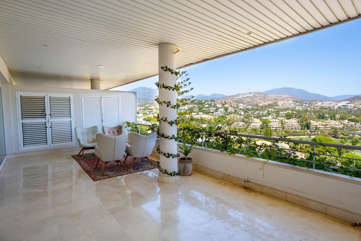 Middle Floor Apartment in Nueva Andalucía — photo 7 of 10