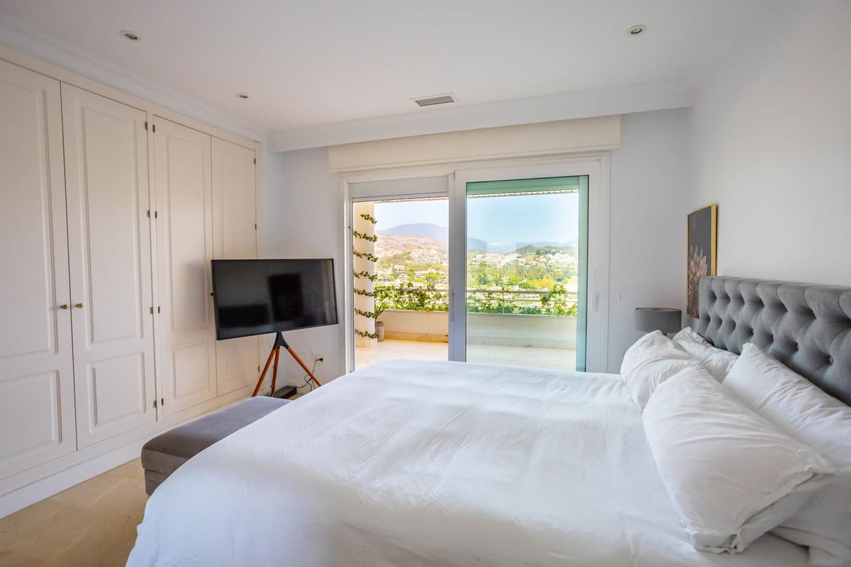 Middle Floor Apartment in Nueva Andalucía — photo 10 of 10